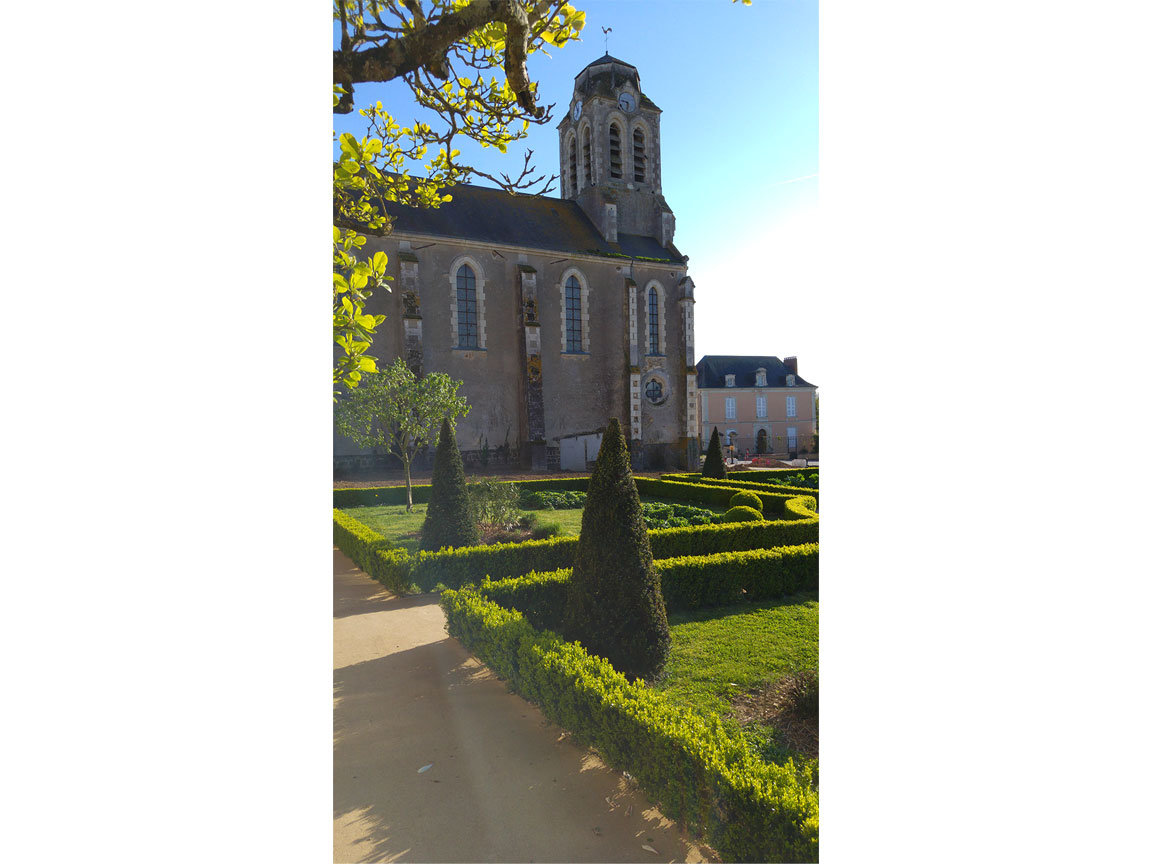 Jardin-mairie-houssay-et-église